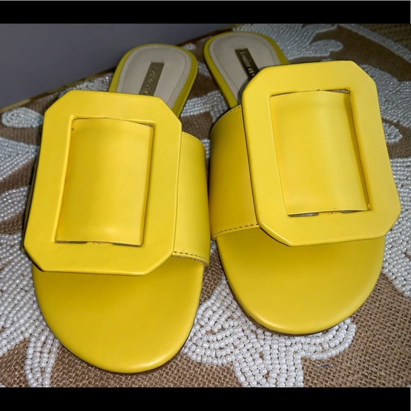 NIB Louise et Cie ‘Ailani’ Yellow Sandal 6 - Picture 2 of 8